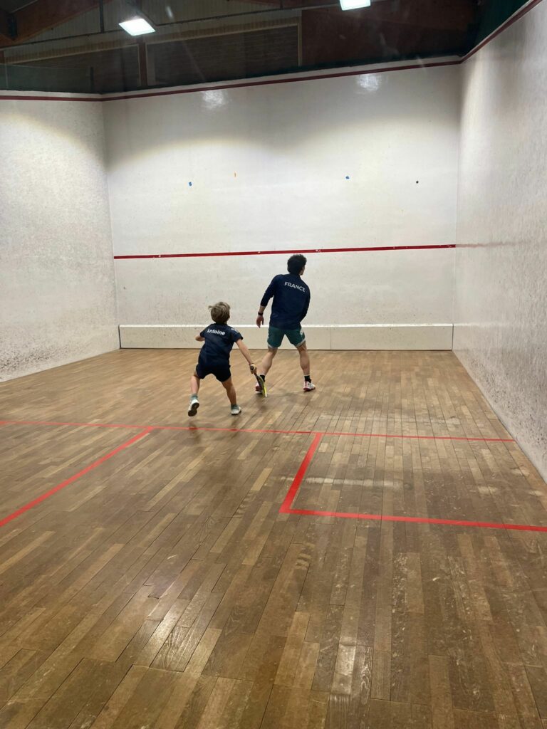 TOAC Squash Toulouse visite Victor Crouin Ecole de Squash match enfant